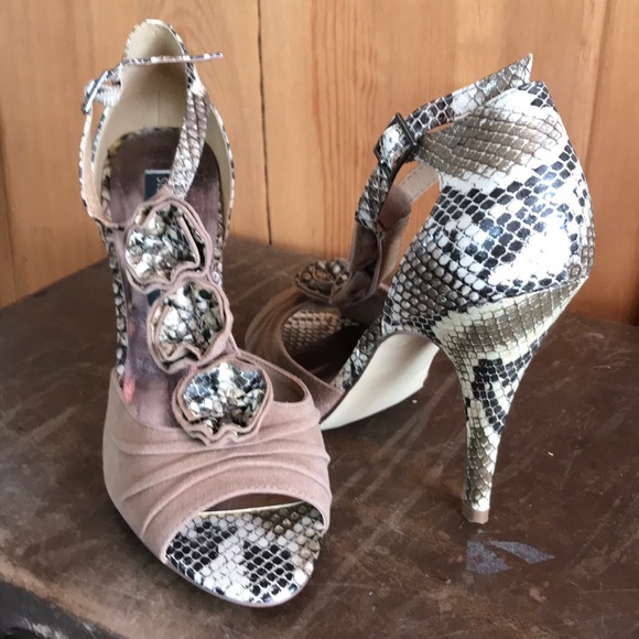 Steve Madden Shoes - 🔥 SALE 🔥 NIB Steve Madden Suede Strappy Heels